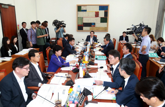 국회 본회의를 하루 앞두고 국회 예산결산특별위원회 위원들이 17일 서울 여의도 국회에서 열린 예산조정소위원회에서 추경안을 심사하고 있다. 연합뉴스